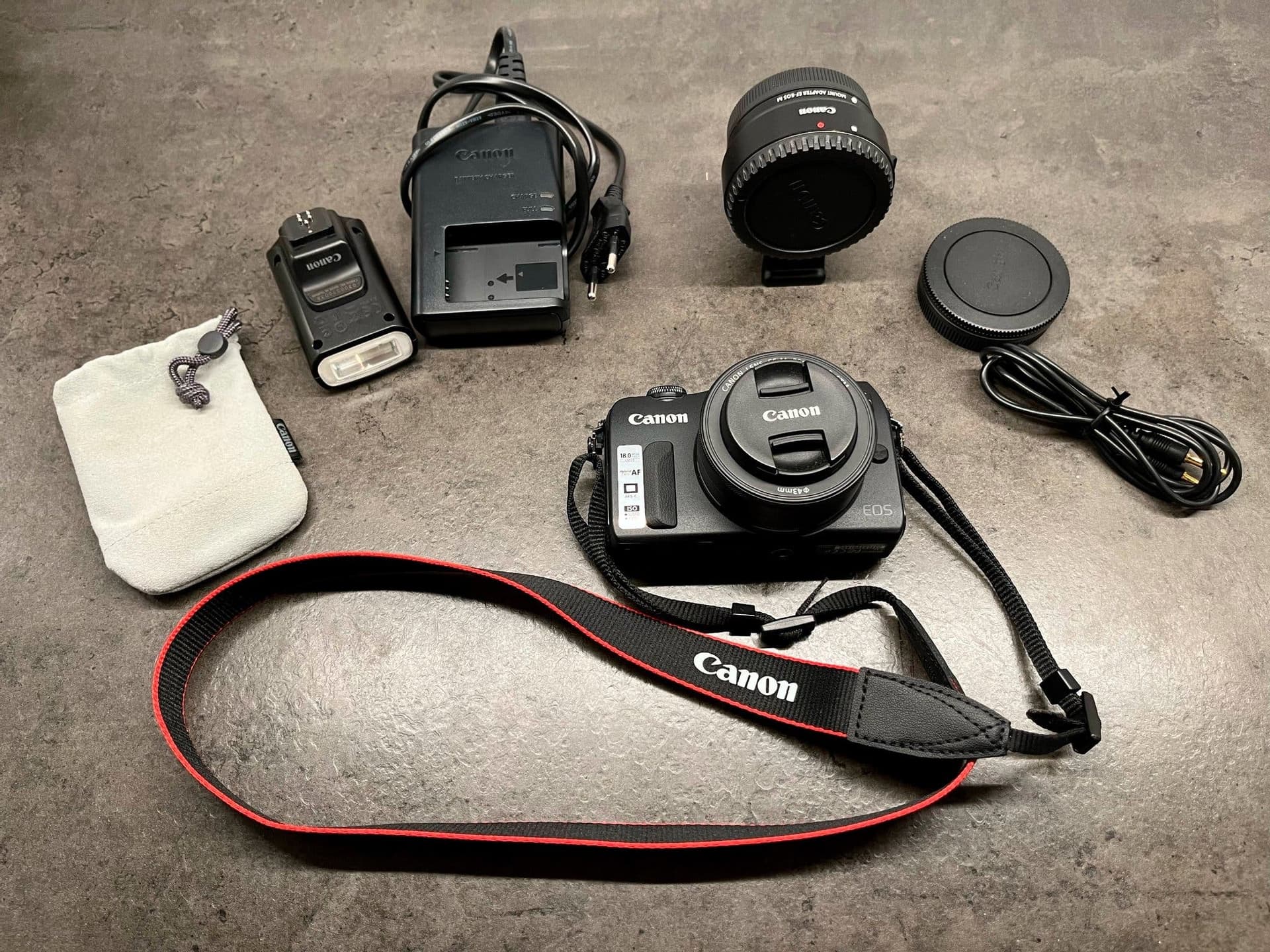 Canon EOS M i nyskick – Komplett med 22mm f/2 & EF-adapter