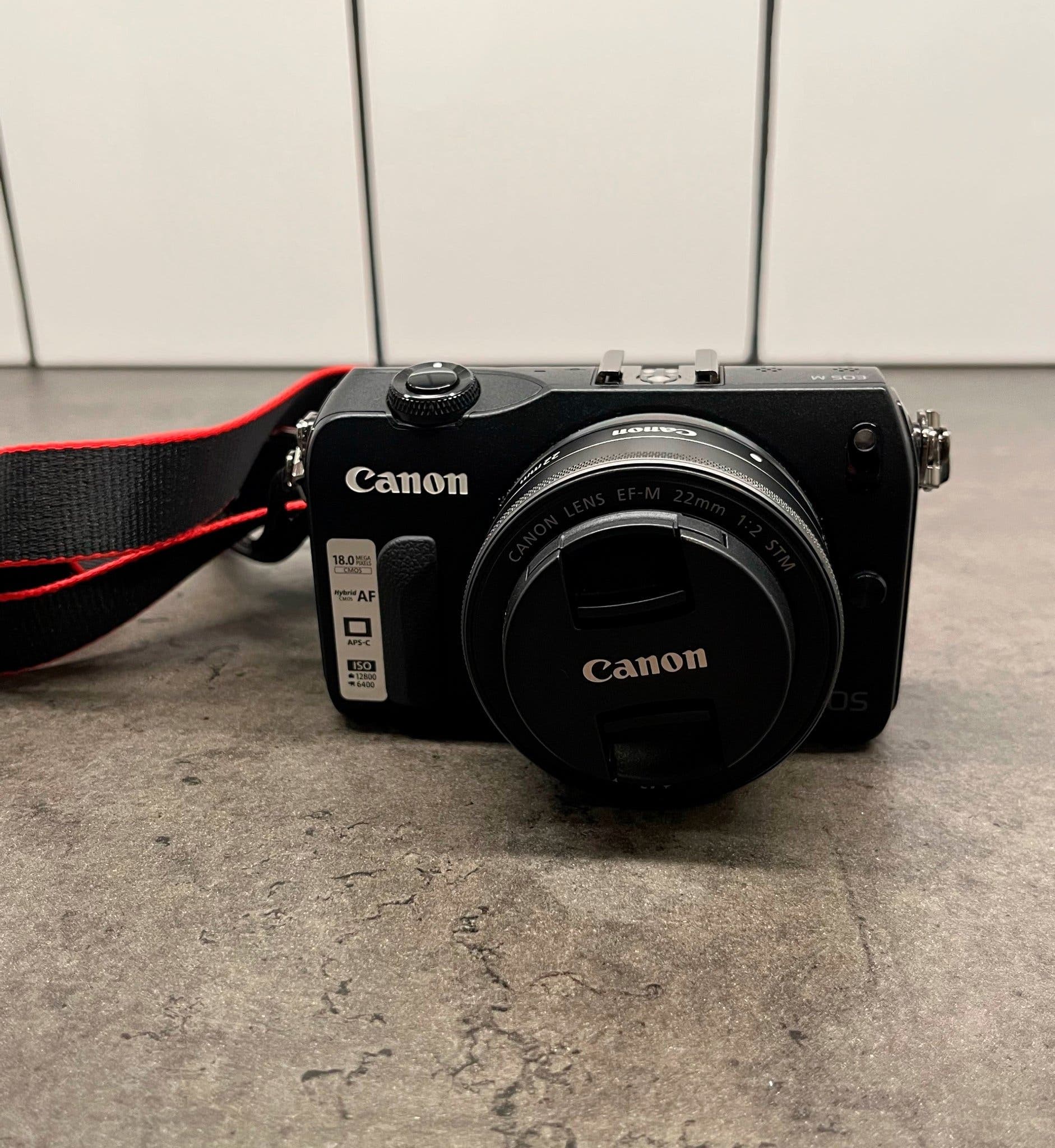 Canon EOS M i nyskick – Komplett med 22mm f/2 & EF-adapter