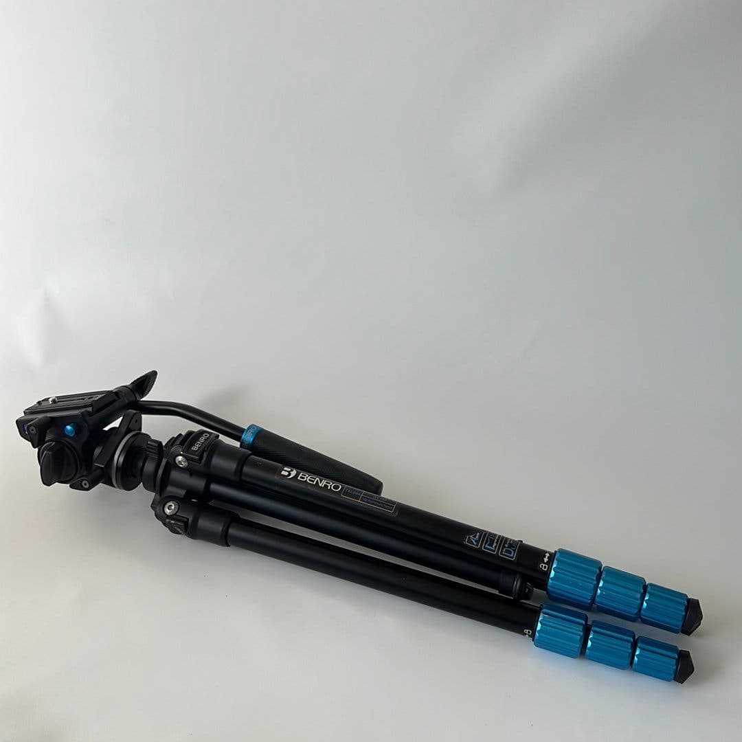 Sony AX43 videokamera med stativ och mikrofon