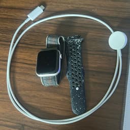 Apple Watch Series se med två armband och laddare