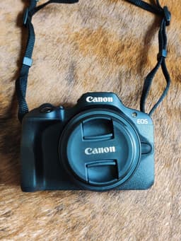 Canon EOS R100 med kameraväska