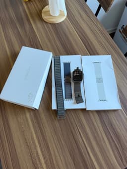 Apple Watch Ultra 2 med två armband