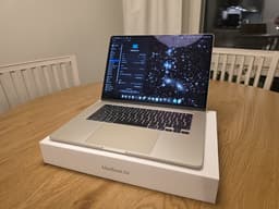 MacBook Air 15-tum, M5-chip, 24 GB minne - 100% Batteri