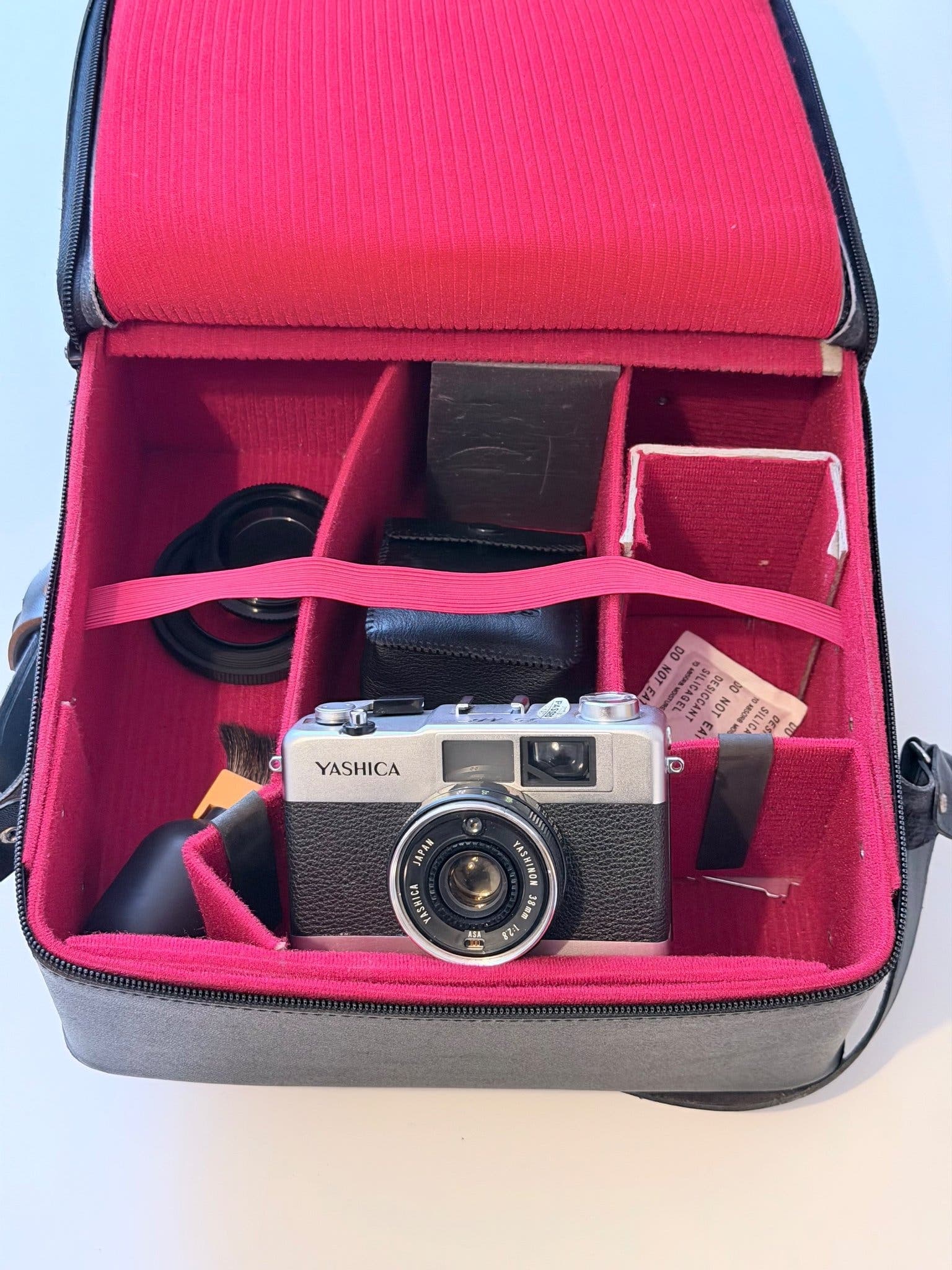 Vintage Yashica 35-ME – 35mm kamera med blixt och väskor