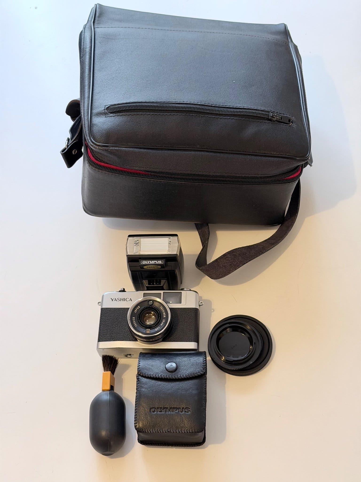 Vintage Yashica 35-ME – 35mm kamera med blixt och väskor
