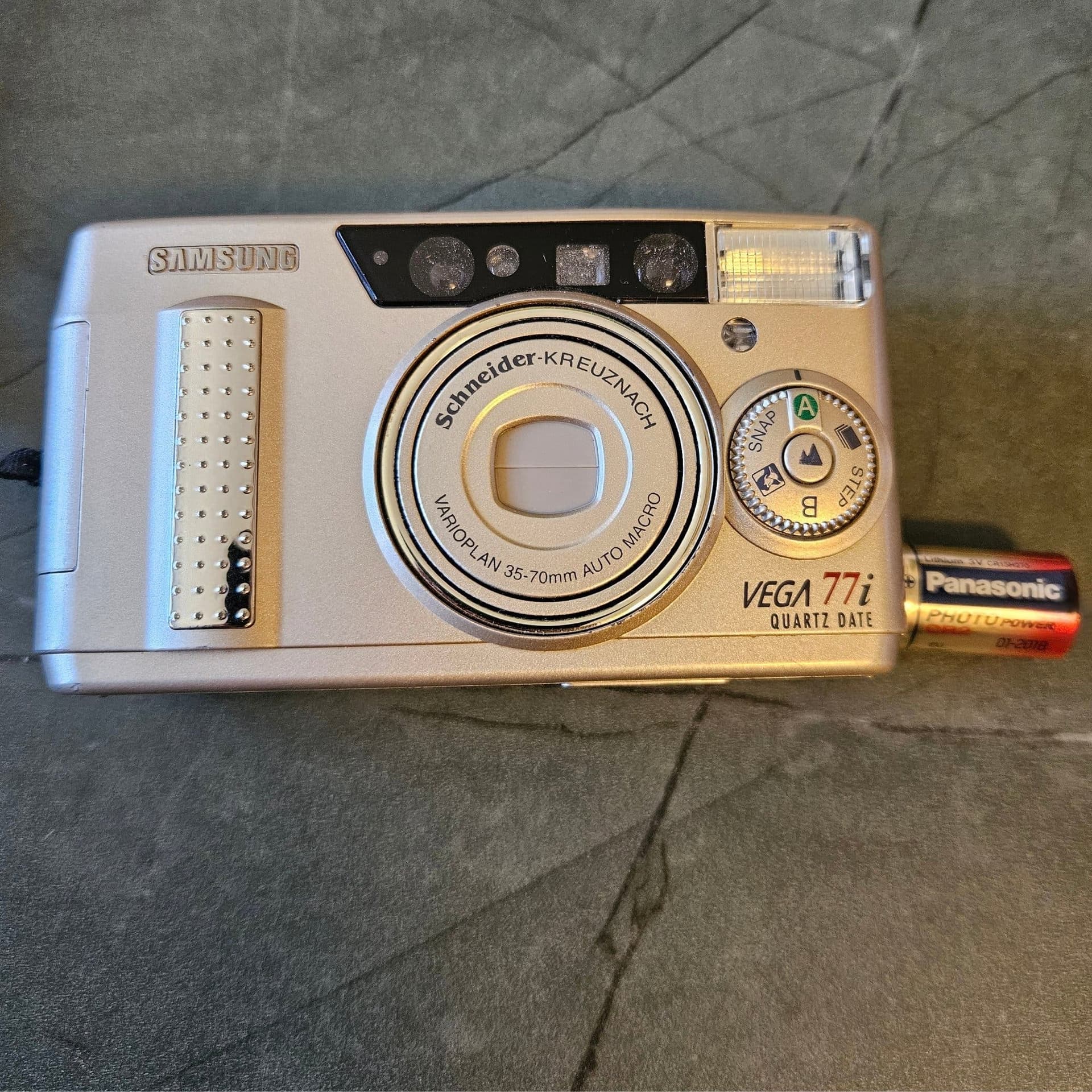 Samsung VEGA 77i Quartz Date 35mm – Schneider-Kreuznach optik