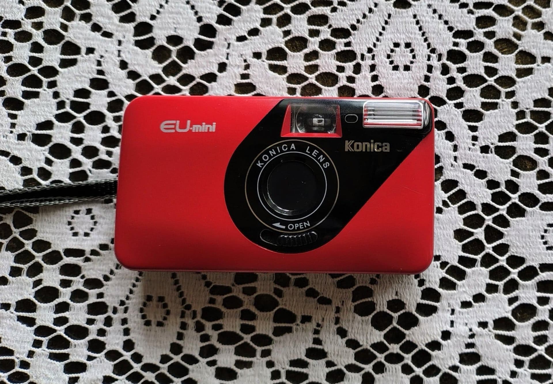 Konica EU-mini röd 90-tal "Point and shoot" kompaktkamera