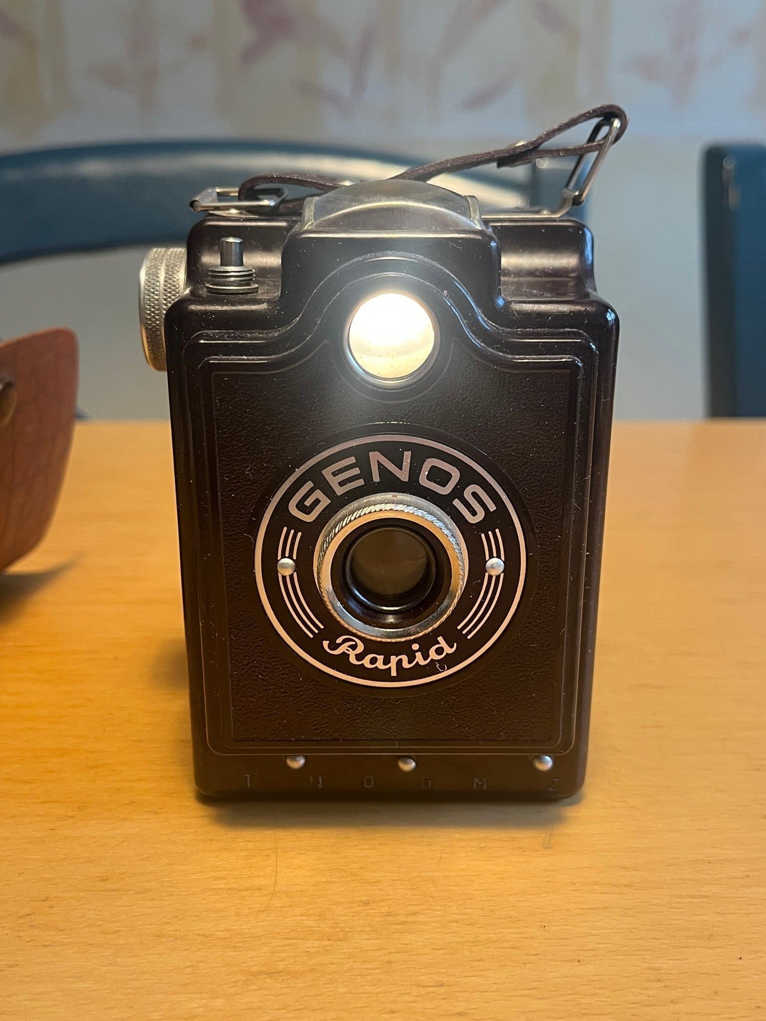 Vintage GENOS Rapid lådkamera med orginalfodral. Mellanformat 120-format Foto