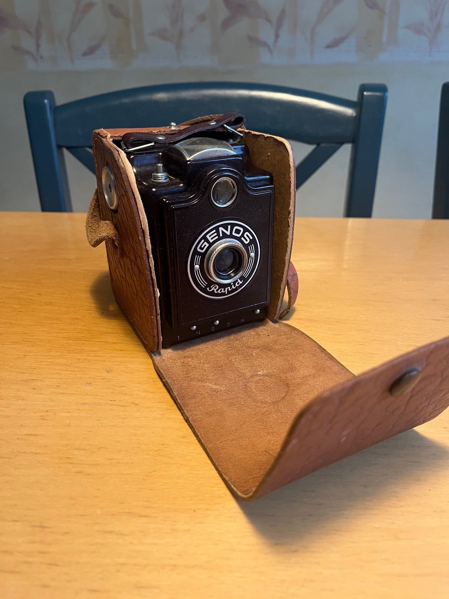 Vintage GENOS Rapid lådkamera med orginalfodral. Mellanformat 120-format Foto