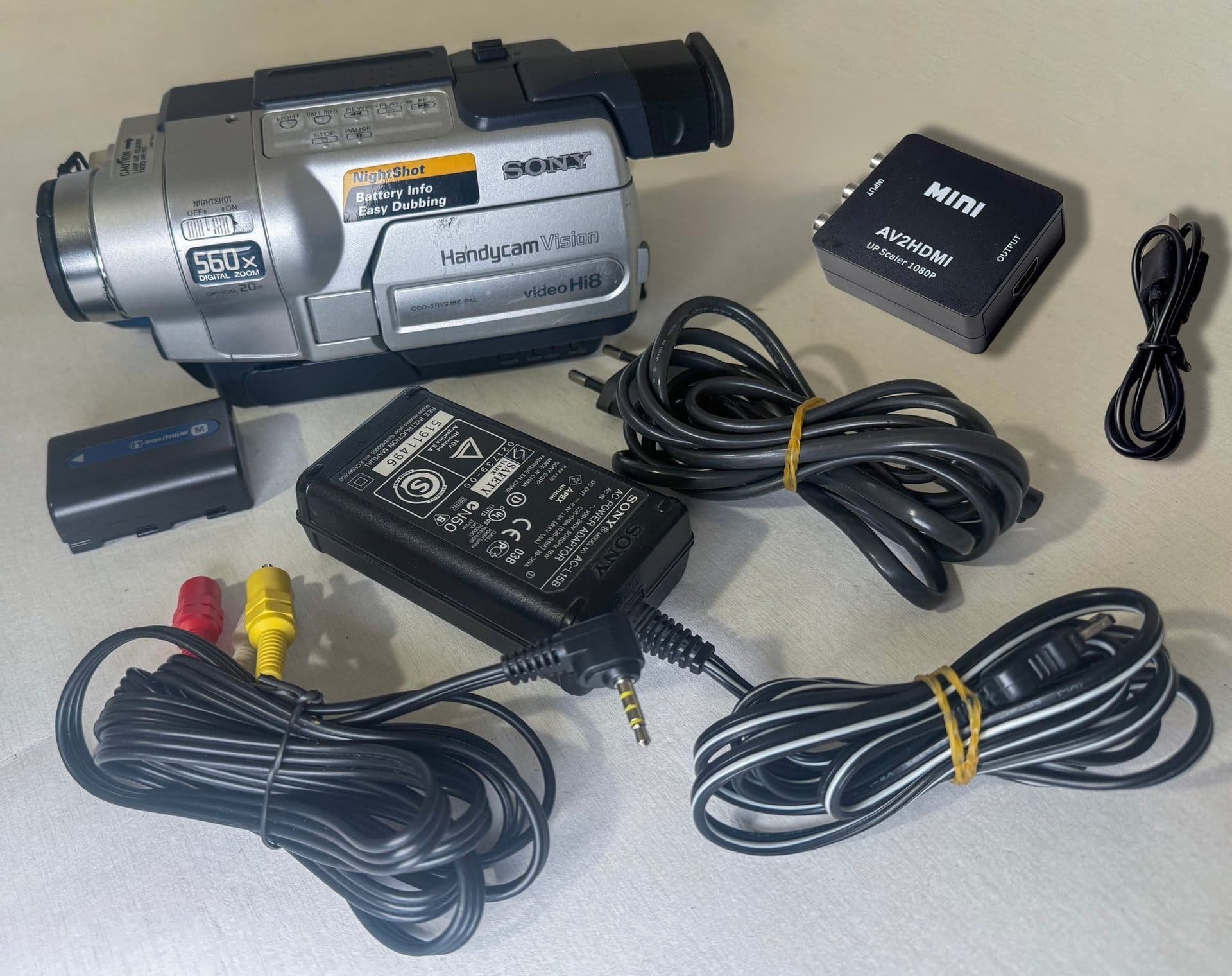 Sony CCD-TRV218E - Hi8 och Video8 - HDMI adapter