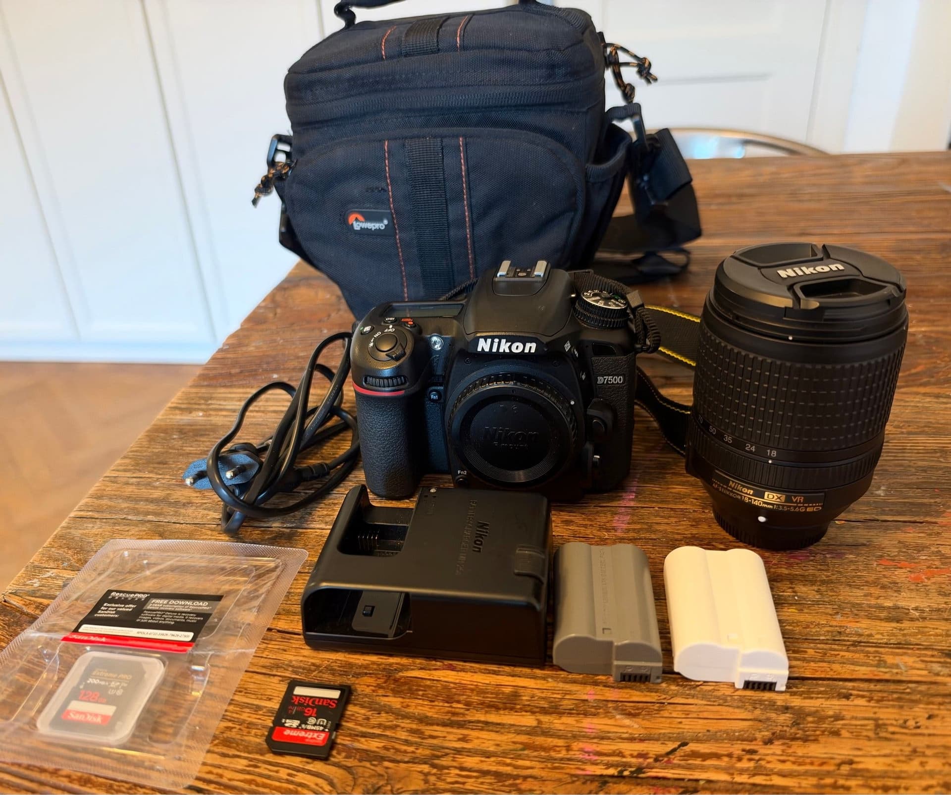 Nikon D7500 + 18–140mm VR – 16 225 exponeringar + tillbehör