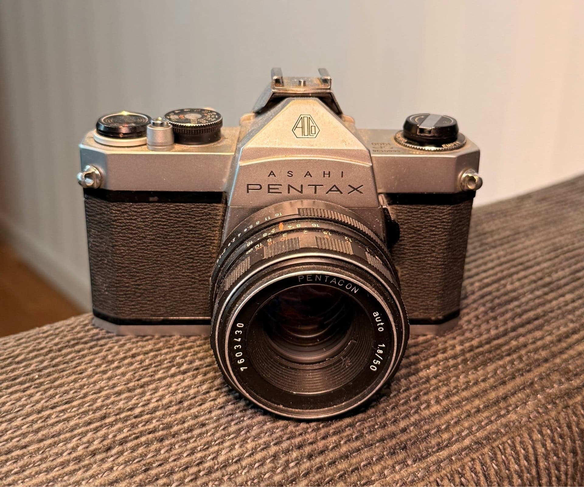 Asahi Pentax Spotmatic SP1000 med Pentacon auto 1.8/50 objektiv