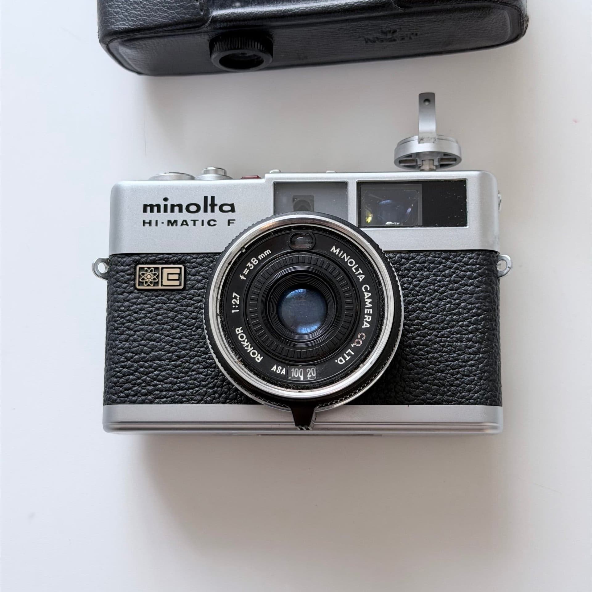 Minolta Hi-Matic F 35mm filmkamera med Rokkor 1:2.7/38 objektiv.