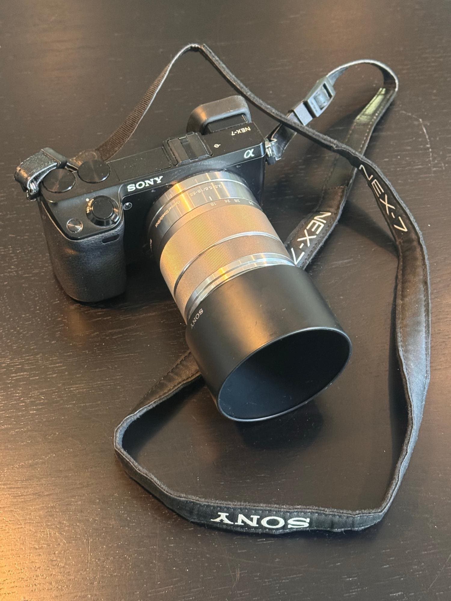 Sony NEX-7 med 18–55 mm OSS, batteri, laddare och stativ – mkt fint skick