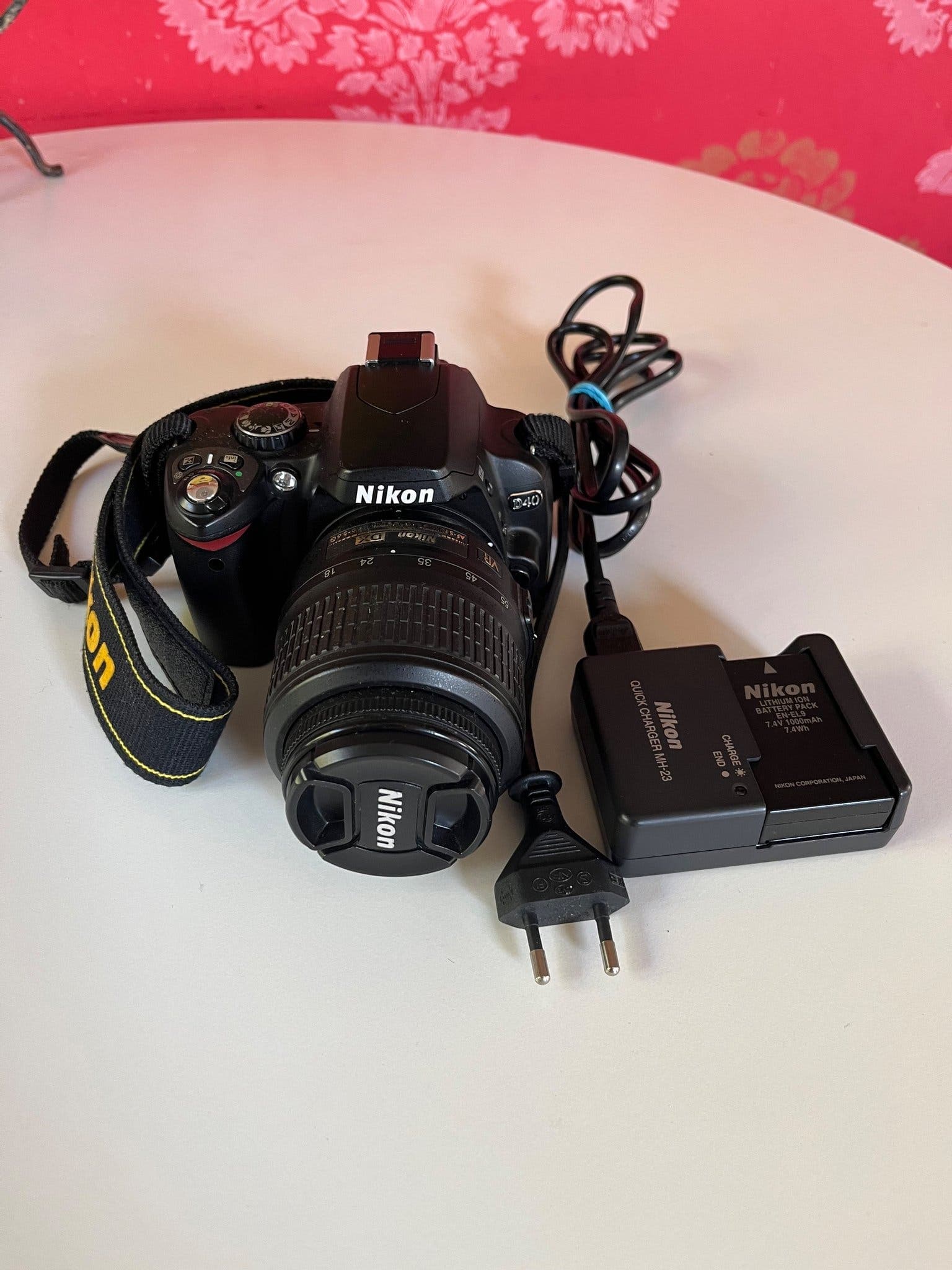Nikon D40 + AF-S 18–55 VR + batteri, laddare och Lowepro-väska