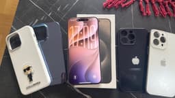 iPhone 15 Pro Max 256GB med fyra skal