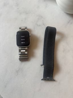 Apple Watch SE Gen 2 Cellular 44 mm med metallänk och extra armband