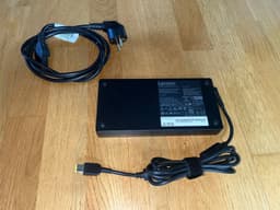 Original Lenovo 300W AC Adapter. Modell: ADL300SDC3A, NYSKICK