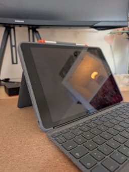 Logitech Combo Touch tangentbordsfodral + Logitech Crayon till iPad (10.2")