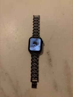 Apple Watch SE med strassarmband.