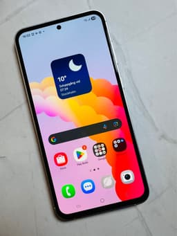 Samsung Galaxy S23 FE i toppskick