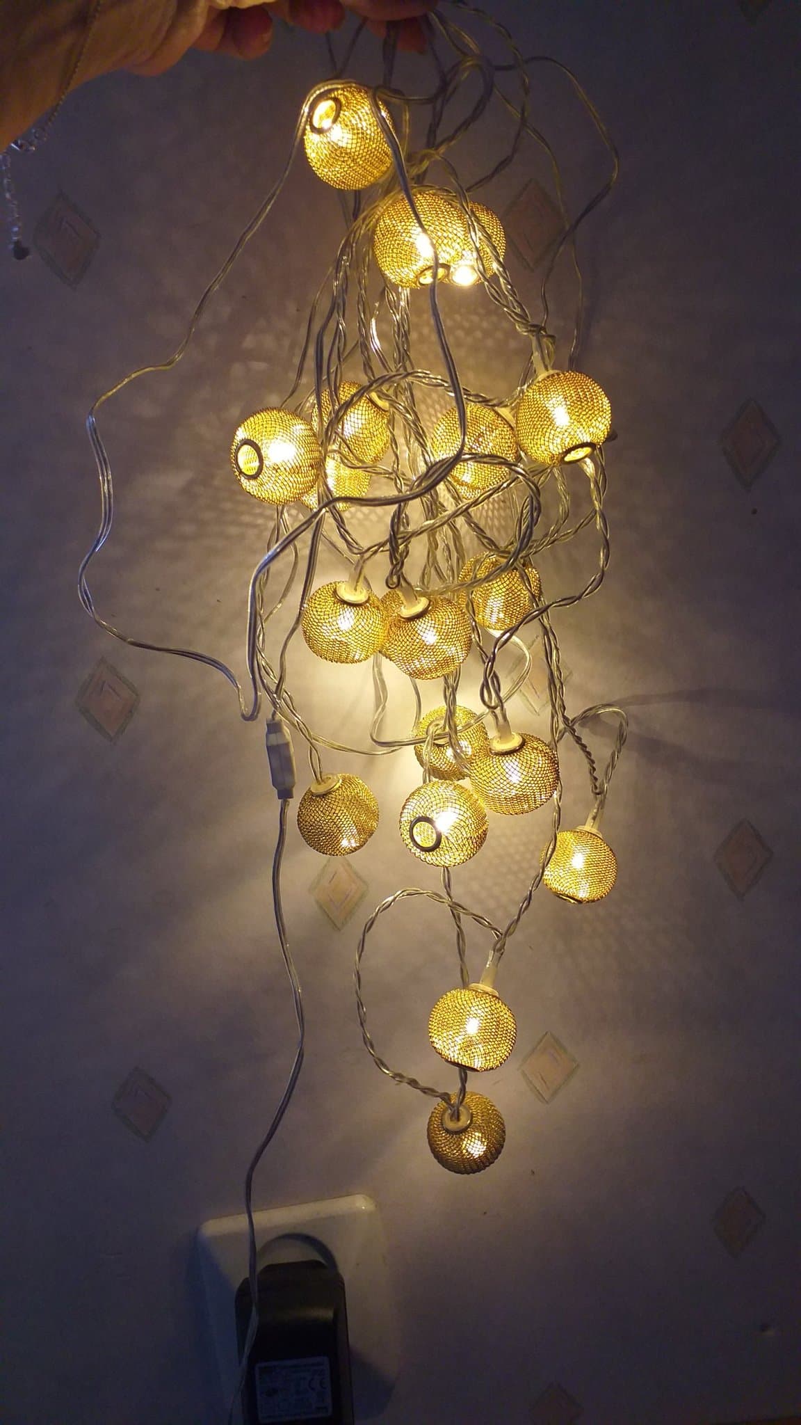 Ljuslinga med guldfärgade bollar