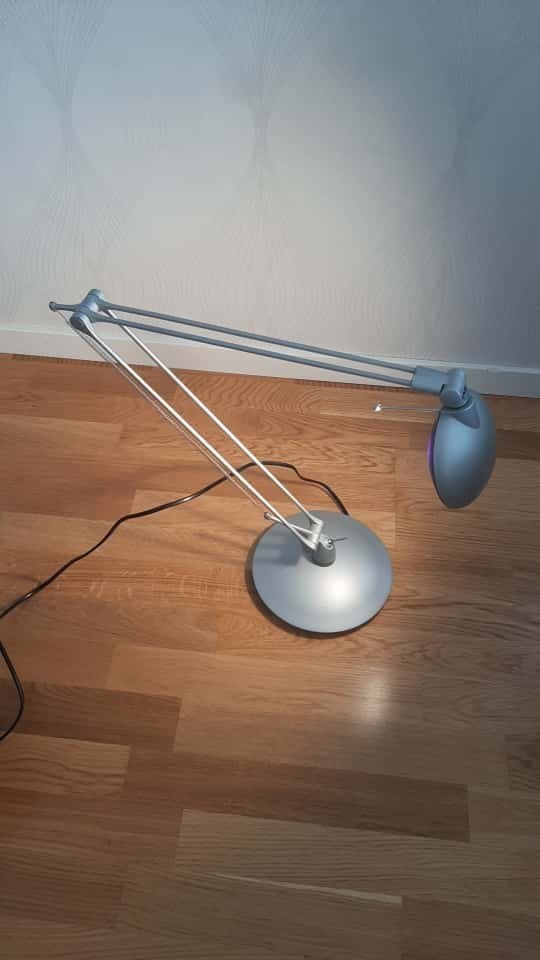 Modern golvlampa i metall – justerbar arm och två ljuslägen