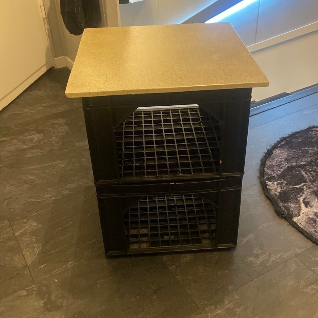 Sängbord av backar med betong skiva udda