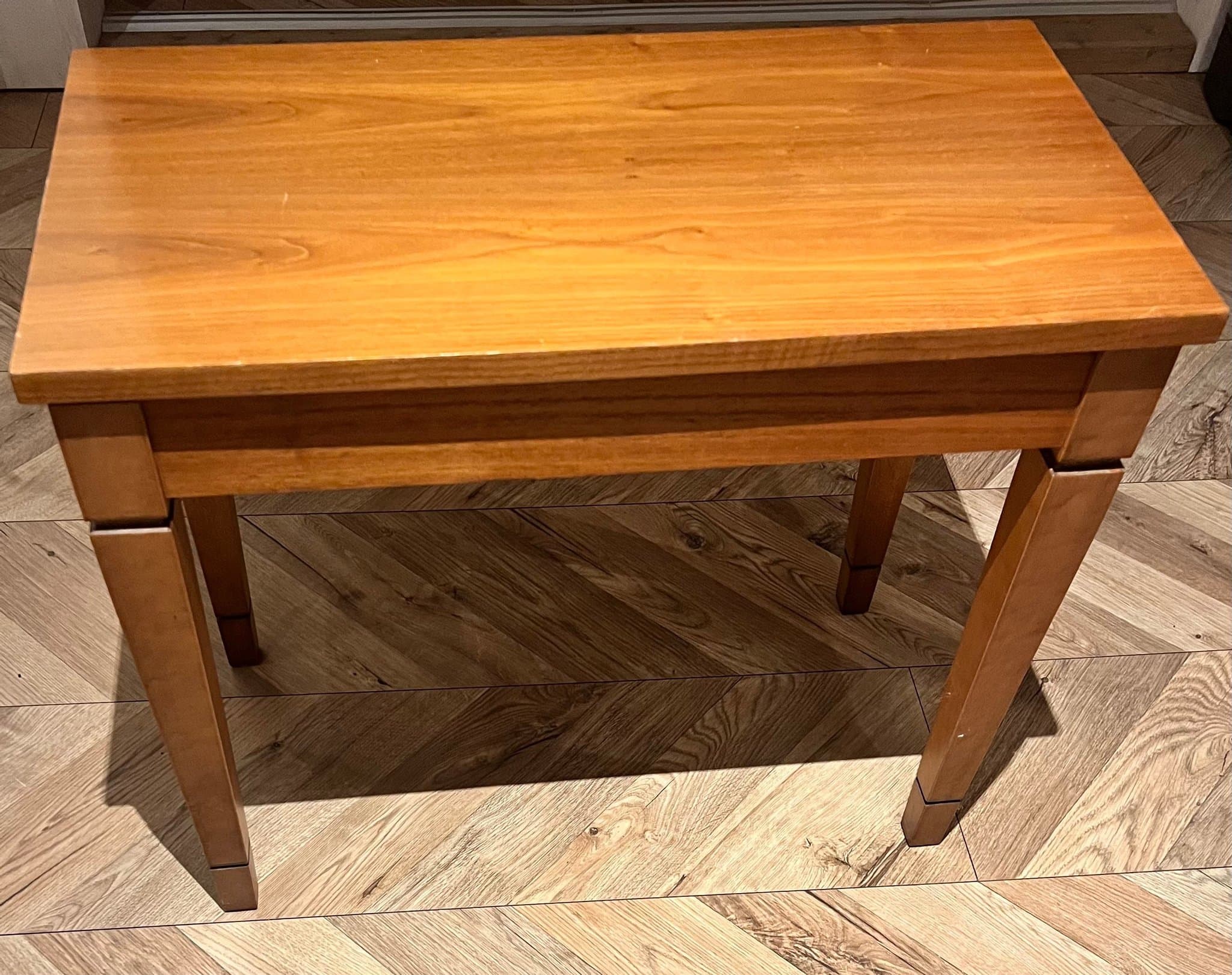 Träbord med förvaring