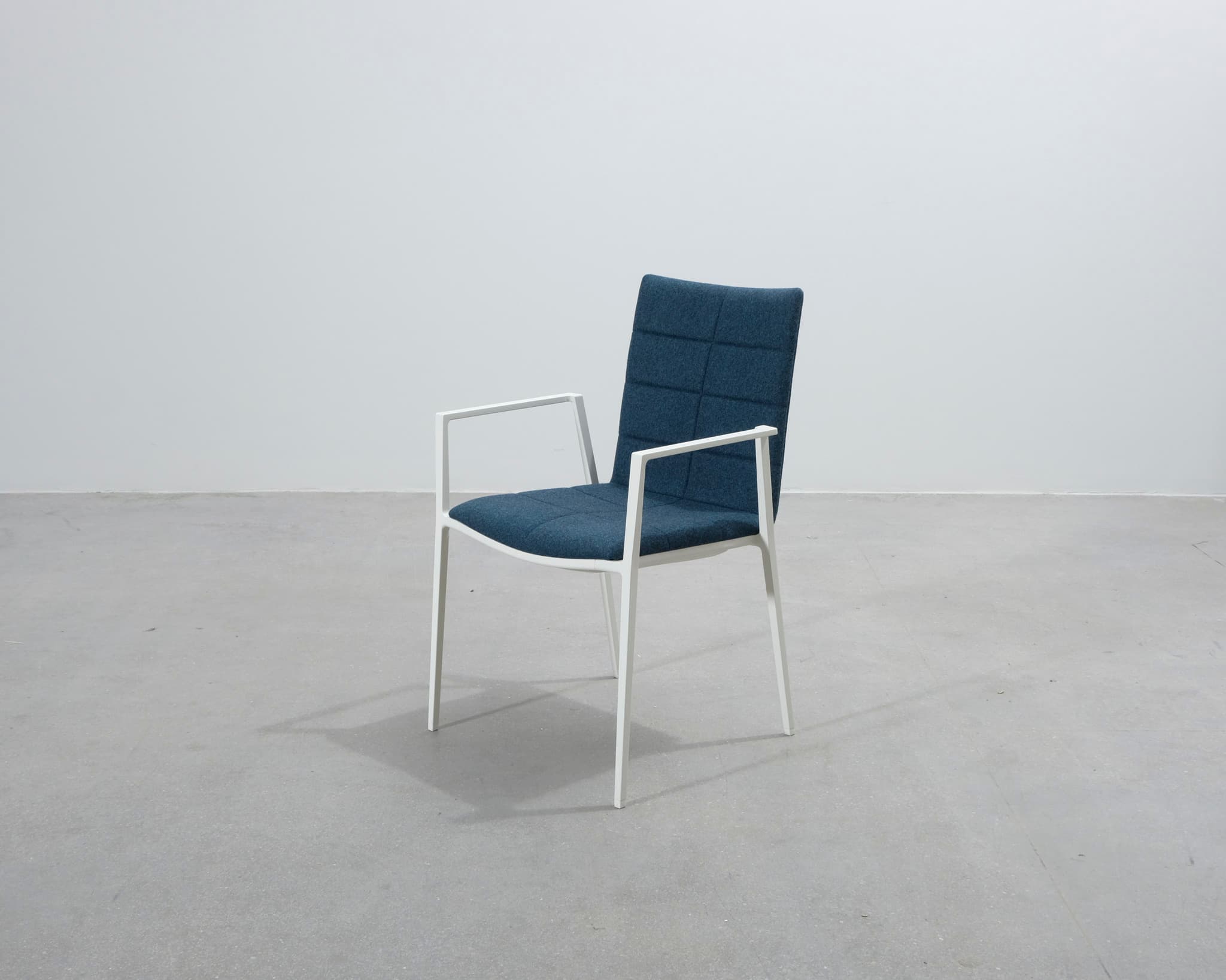 Lammhults Archal karmstol mörkblå