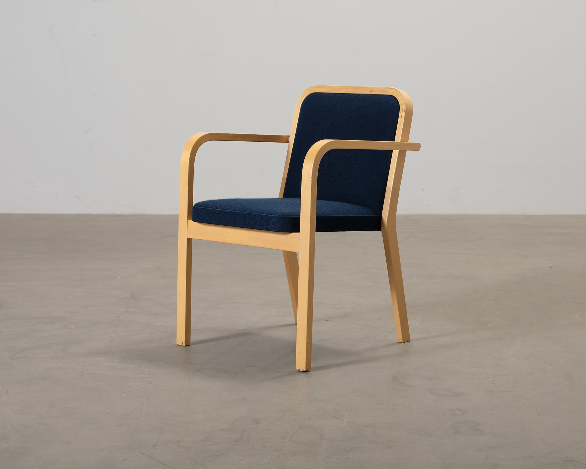 Artek 420 stol björk / mörkblå