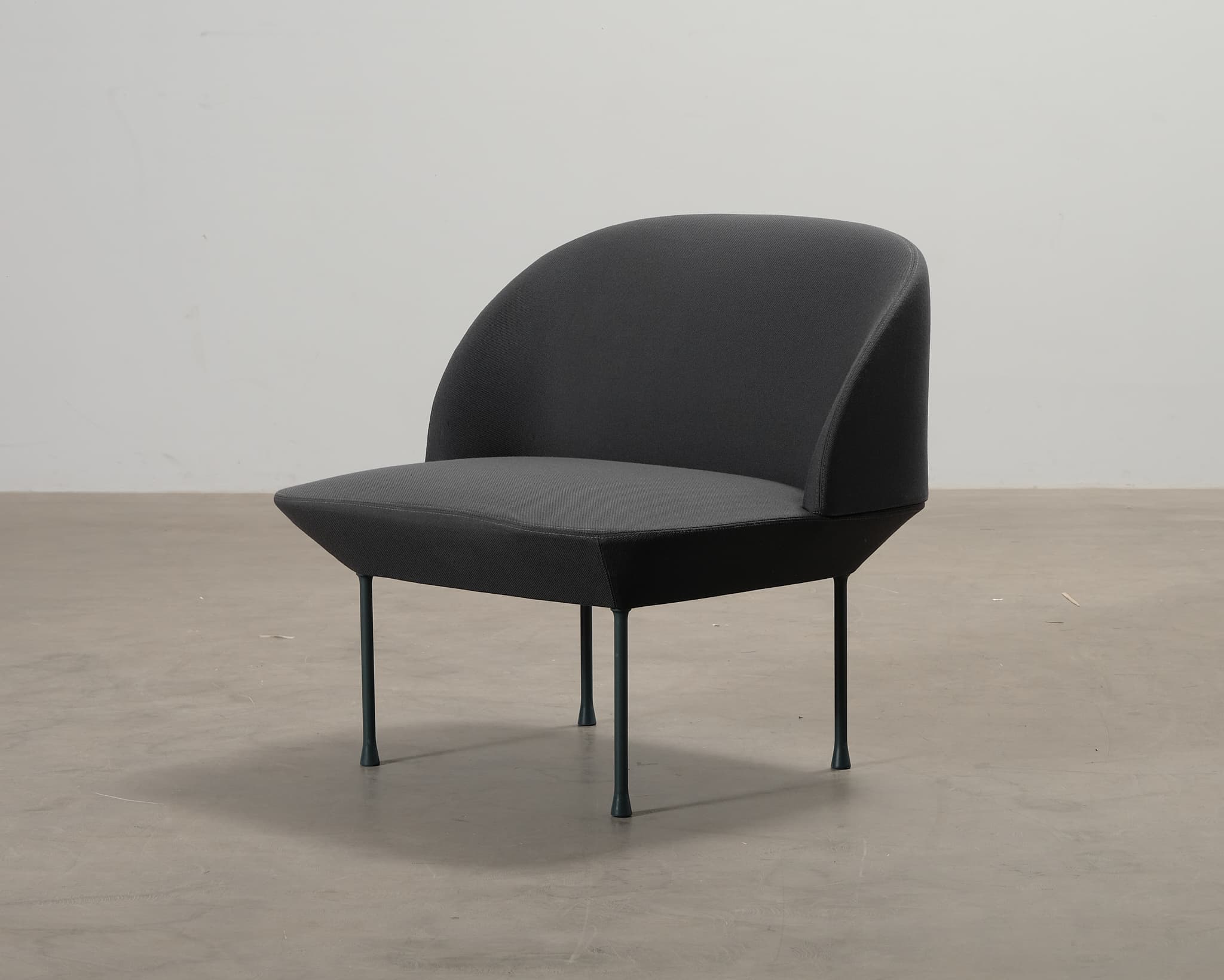 Muuto Oslo fåtölj mörkgrå