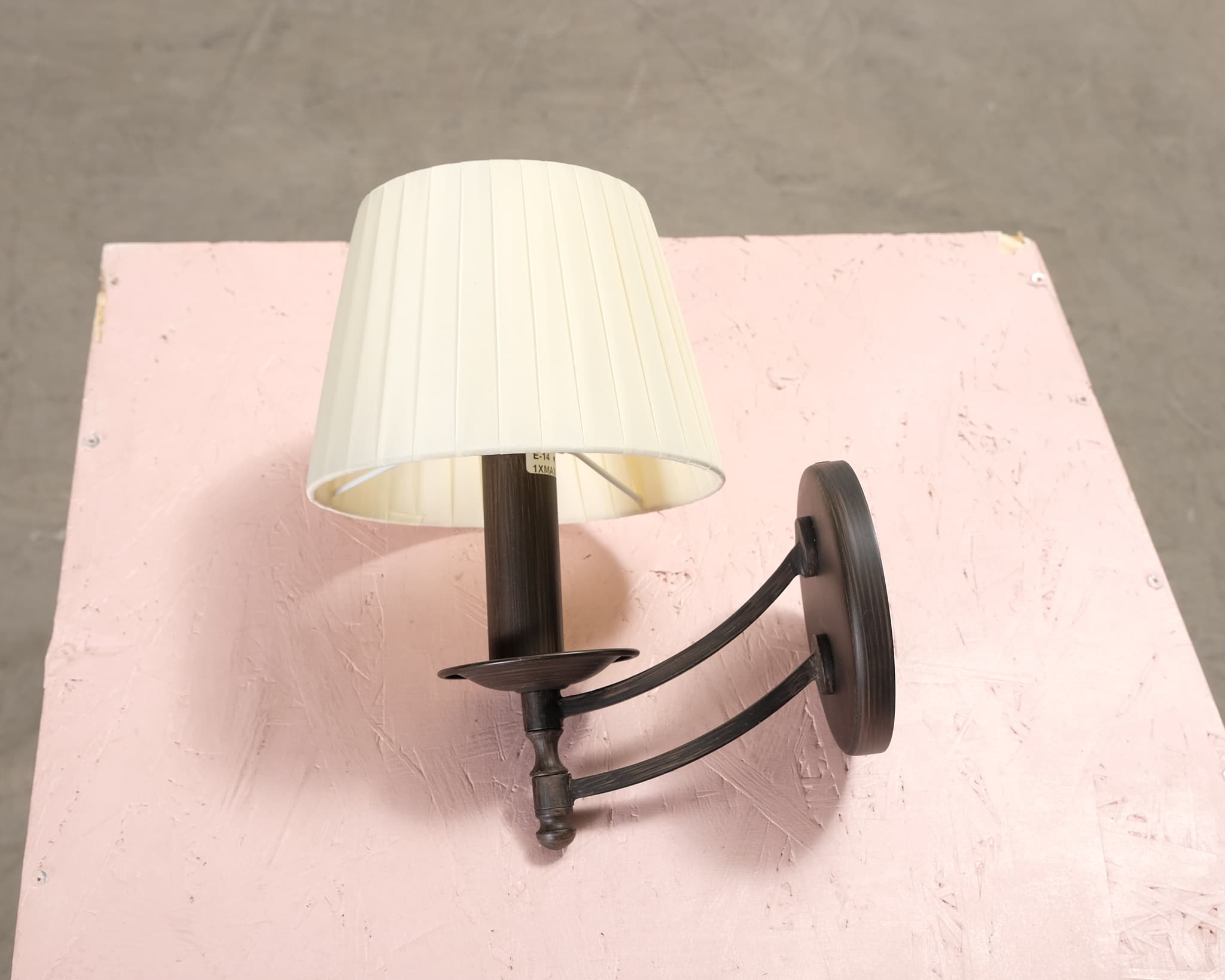 Vägglampa brun