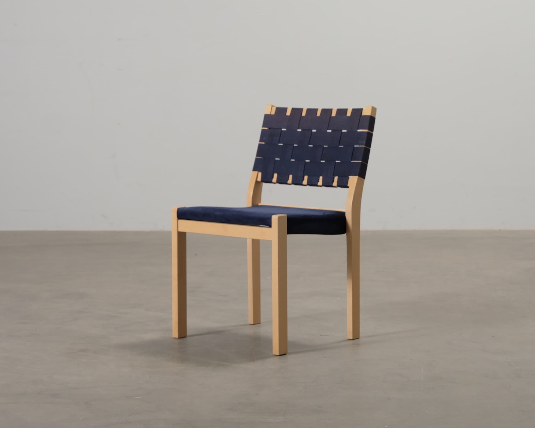 Artek 611 stol mörkblå / björk
