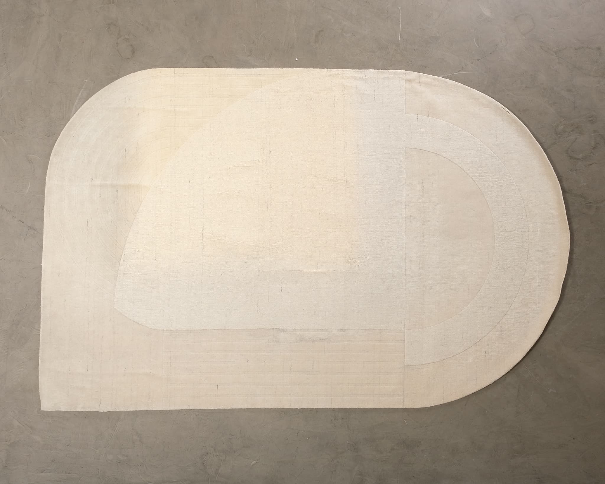 Layered Circular ullmatta vit 220 x 350 cm