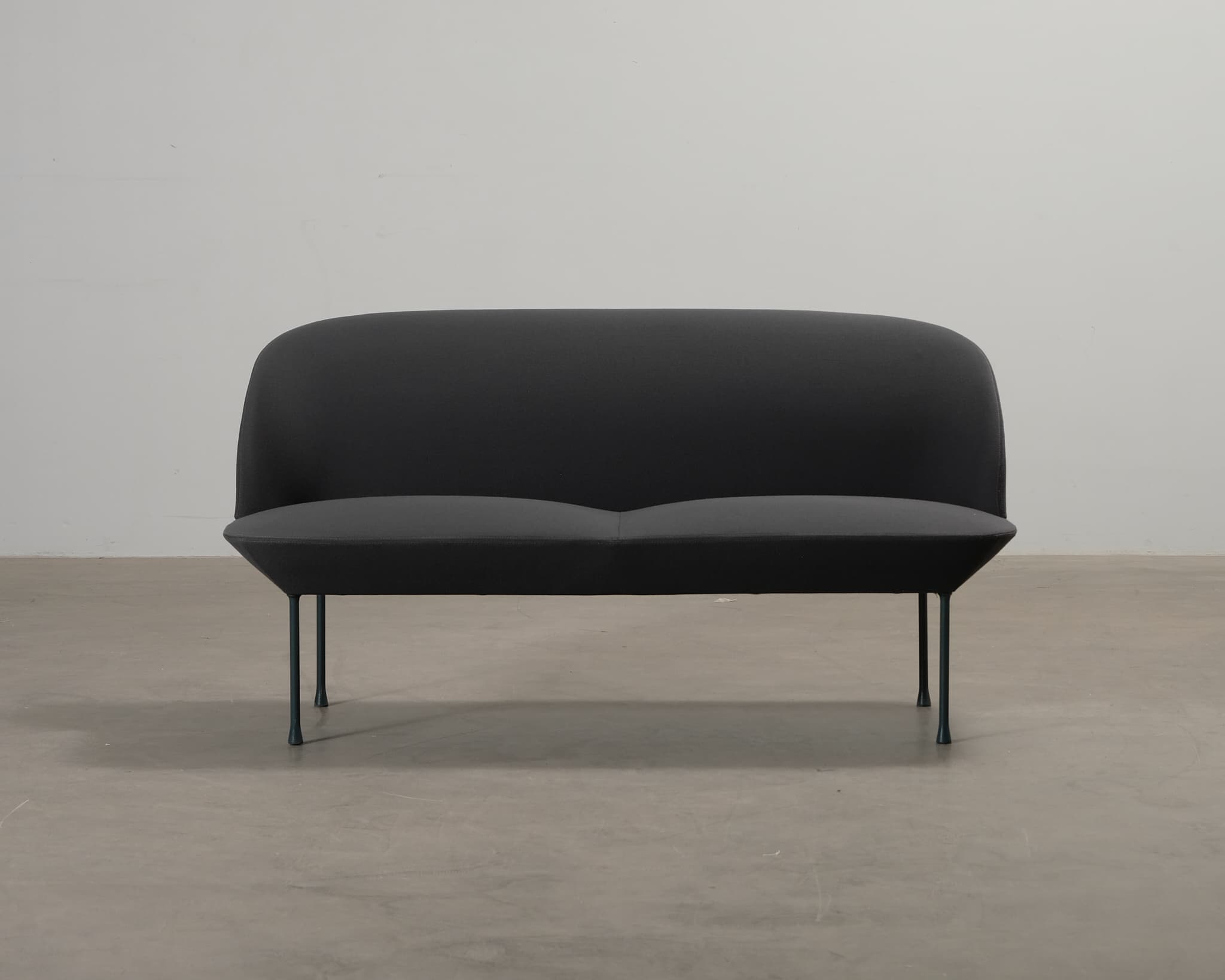 Muuto Oslo 2-sits soffa mörkgrå