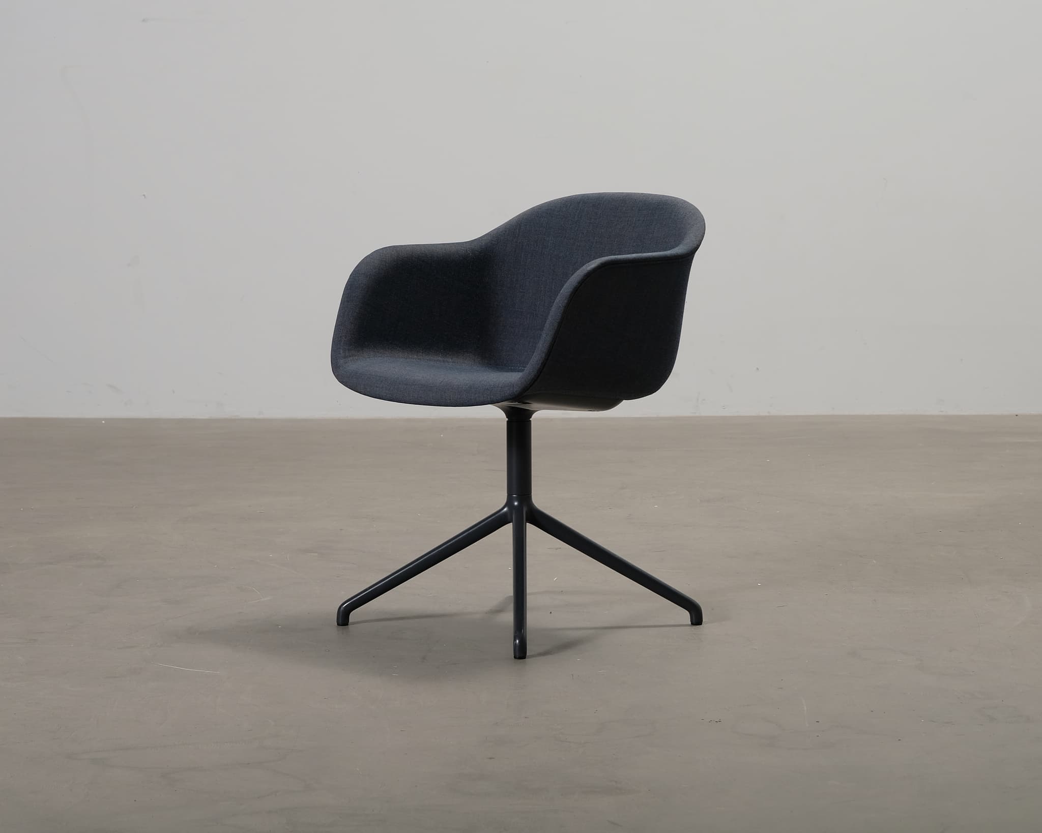 Muuto Fiber Conference Swivel fåtölj gråblå