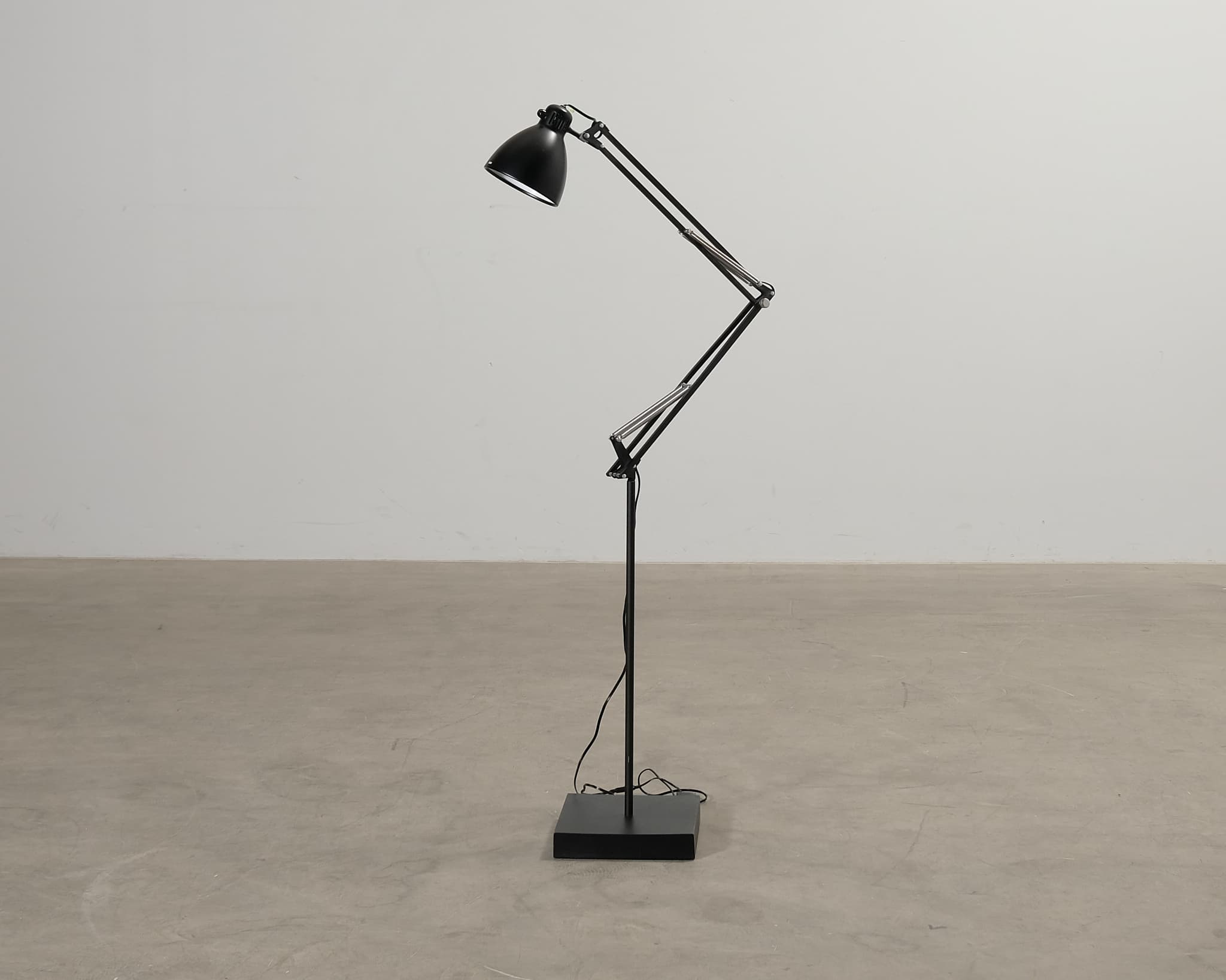 Luxo L1 golvlampa