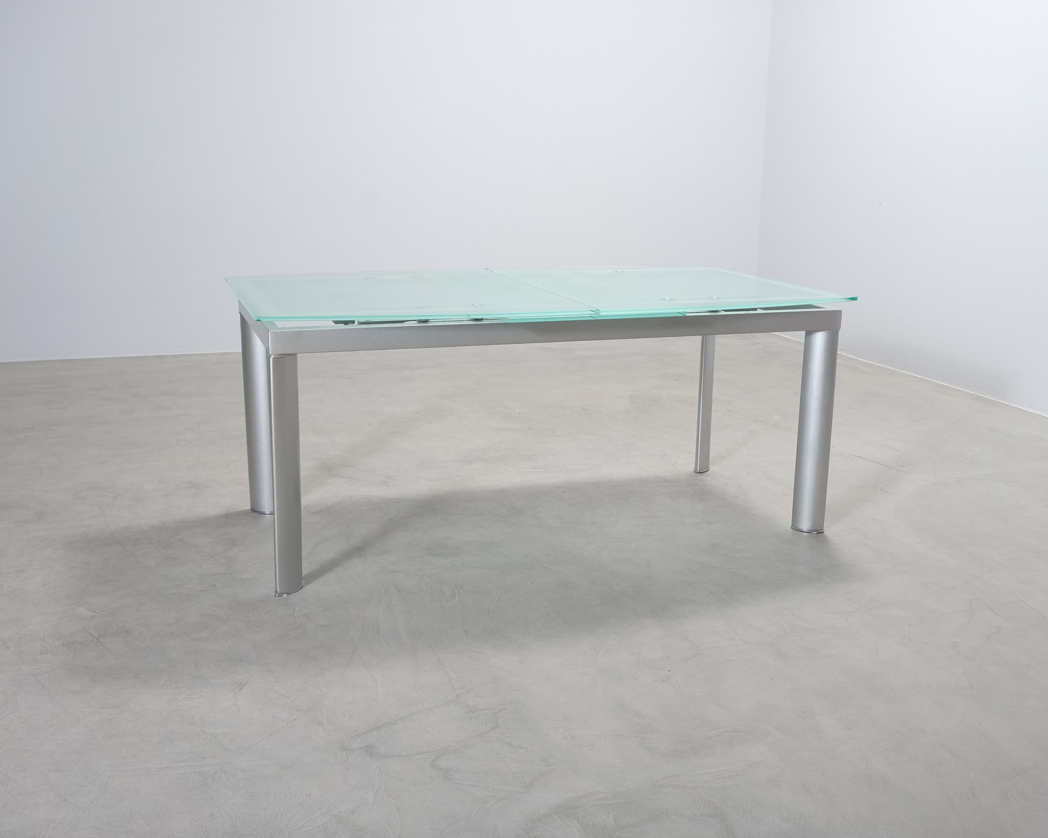 Utdragbart matbord med glasskiva