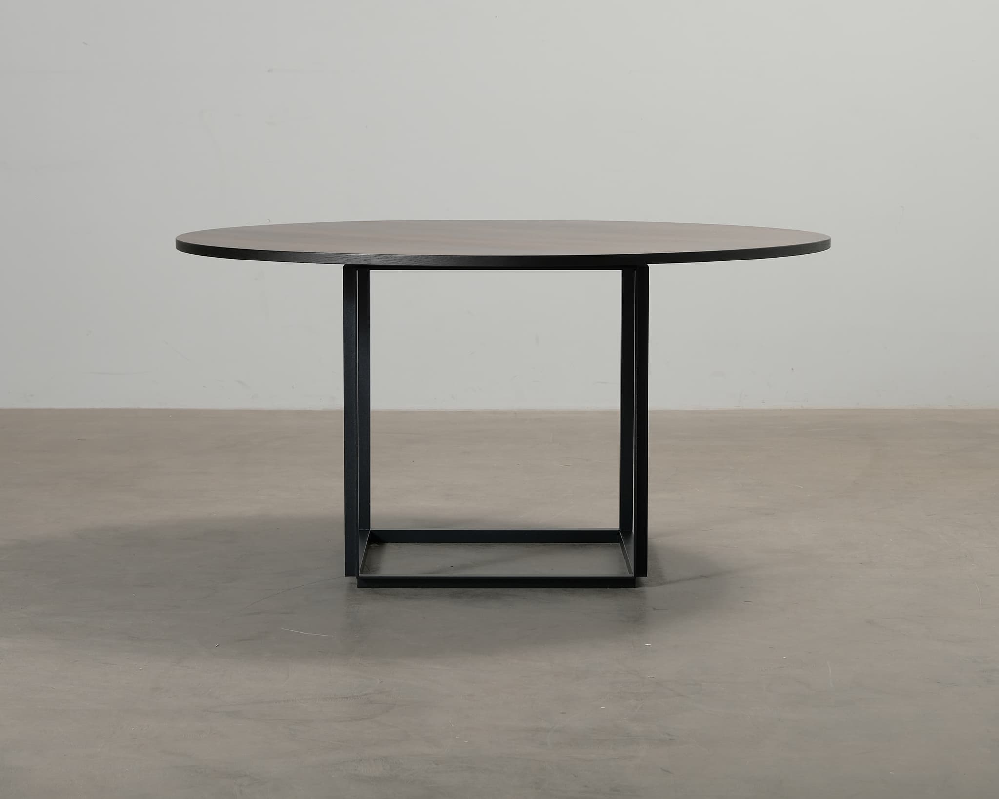 New Works Florence matbord rökt ek ø 145 cm