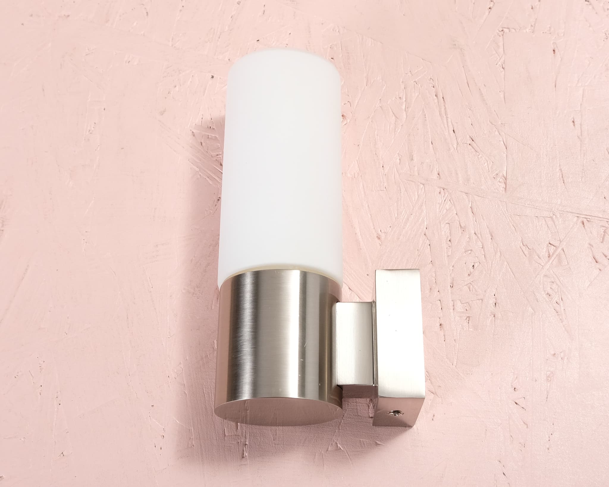 Vägglampa i metall