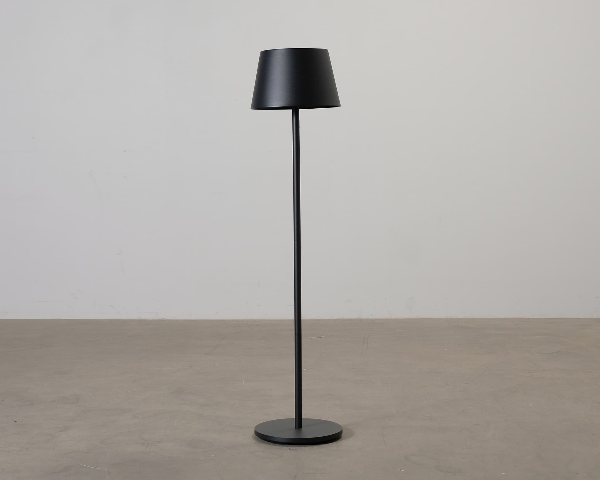 Loom Design Modi uppladdningsbar golvlampa svart
