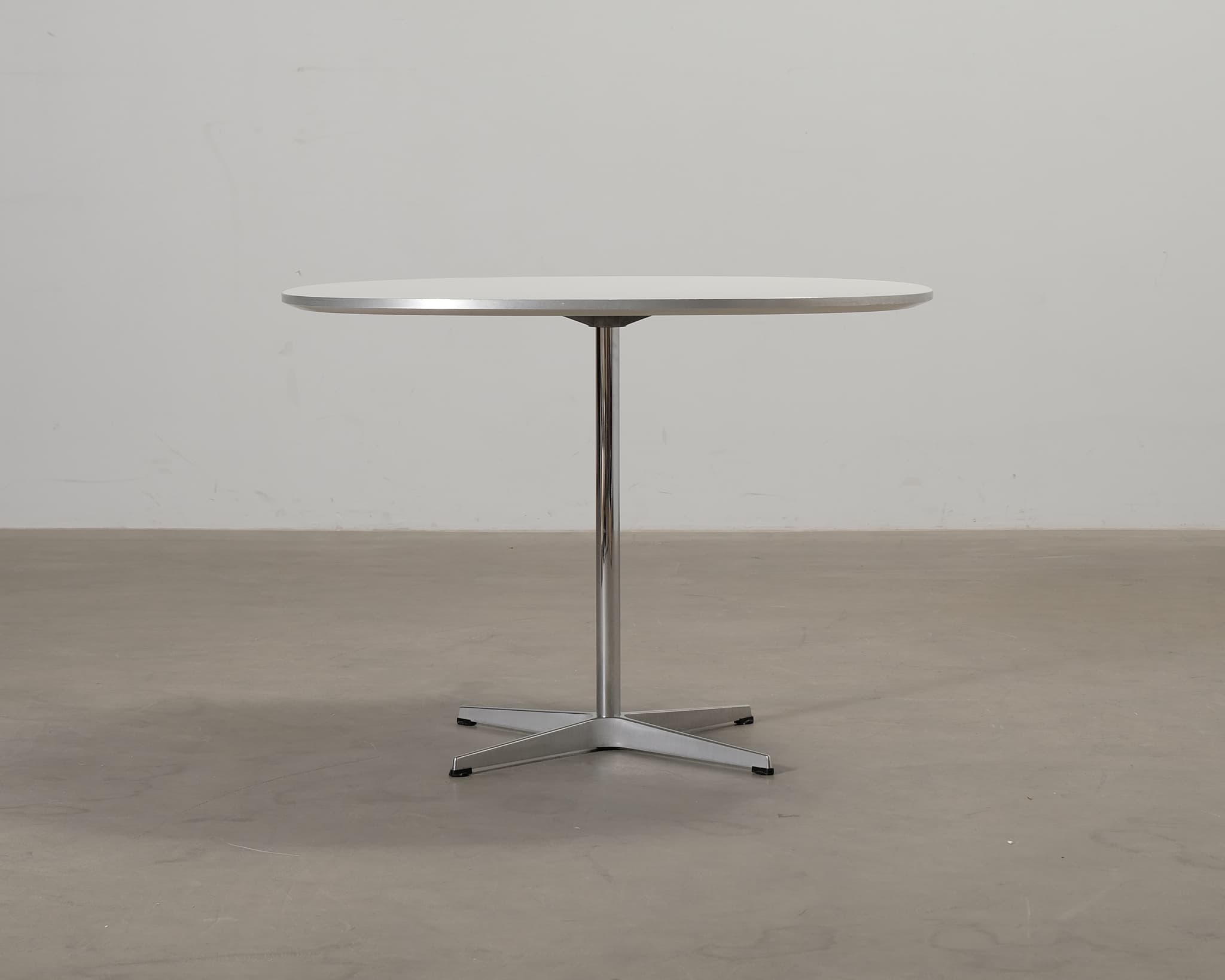 Fritz Hansen Supercircular matbord vit