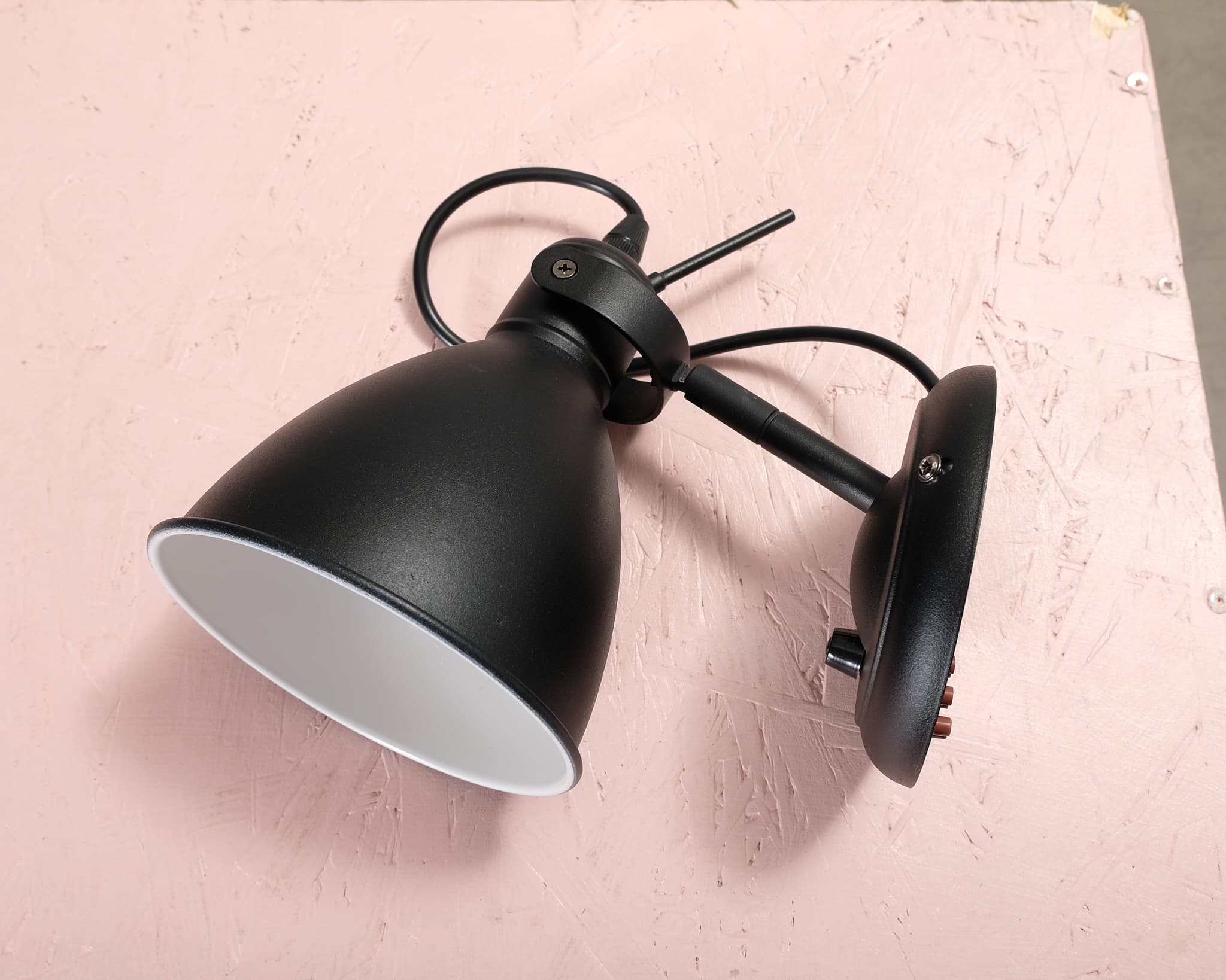 Vägglampa svart