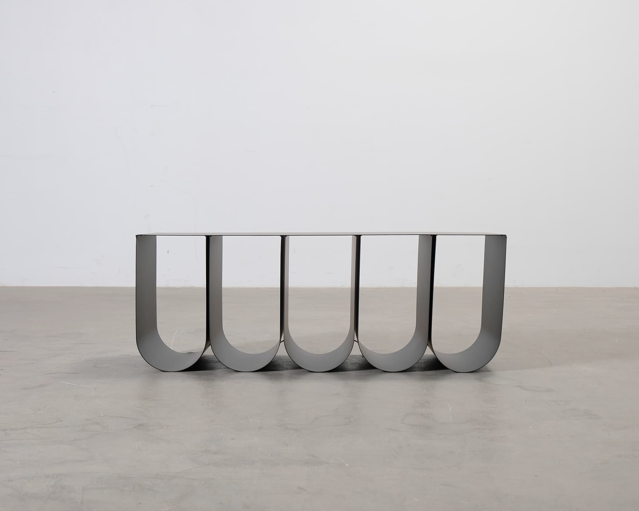 Kristina Dam Studio Curved soffbord svart