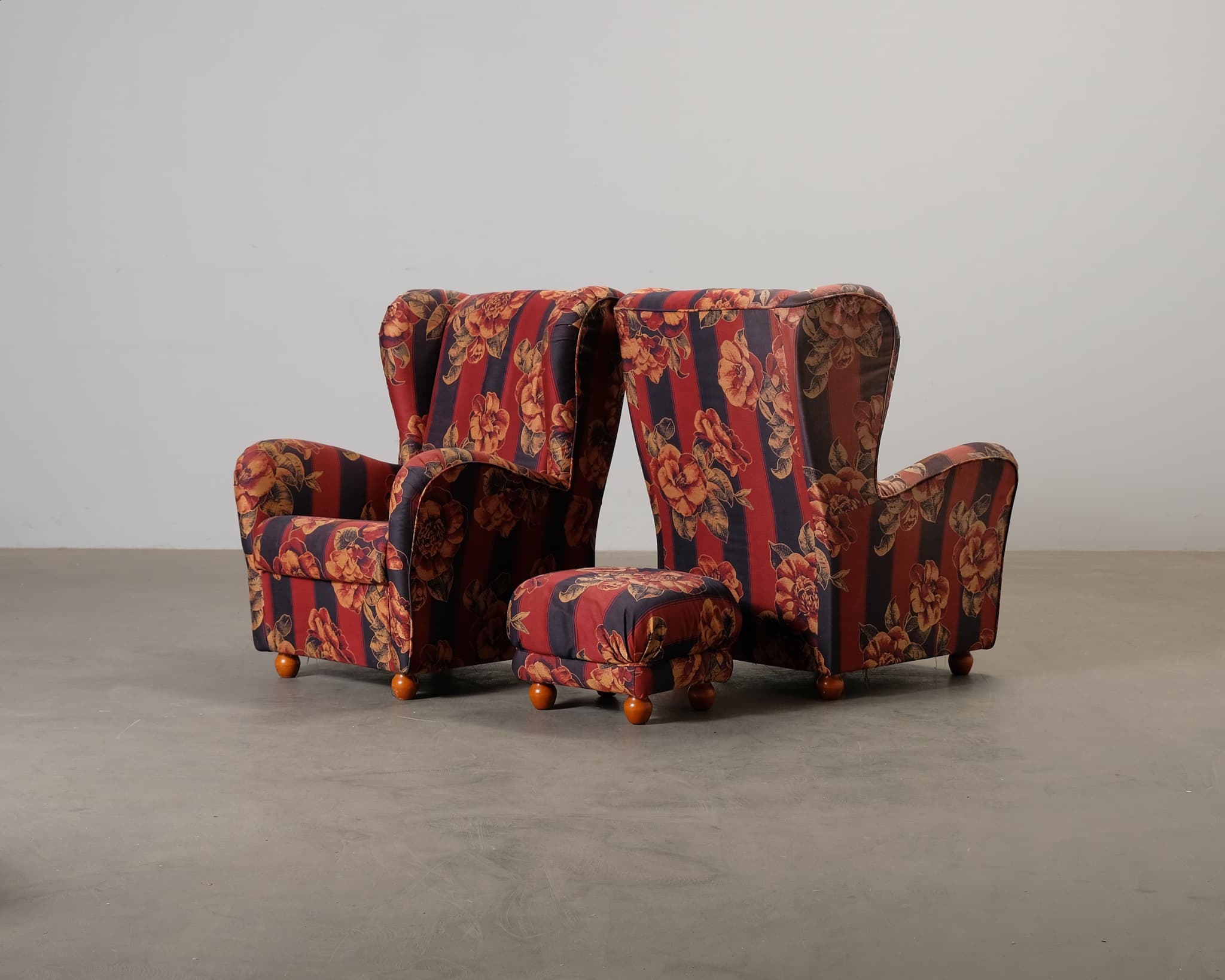 Set med 2 fåtöljer med fotpall