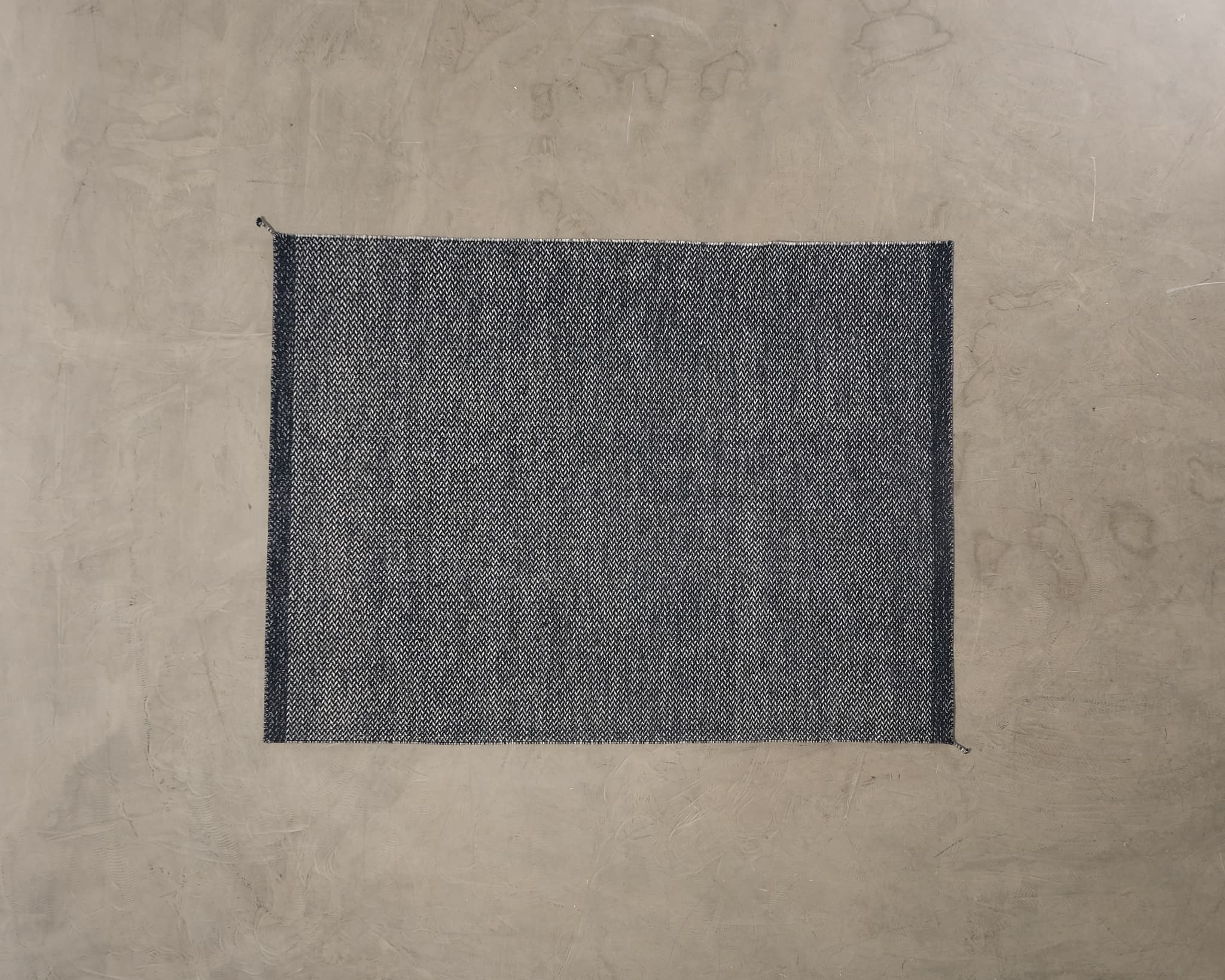 Muuto Ply matta svart / vit 175 x 235 cm