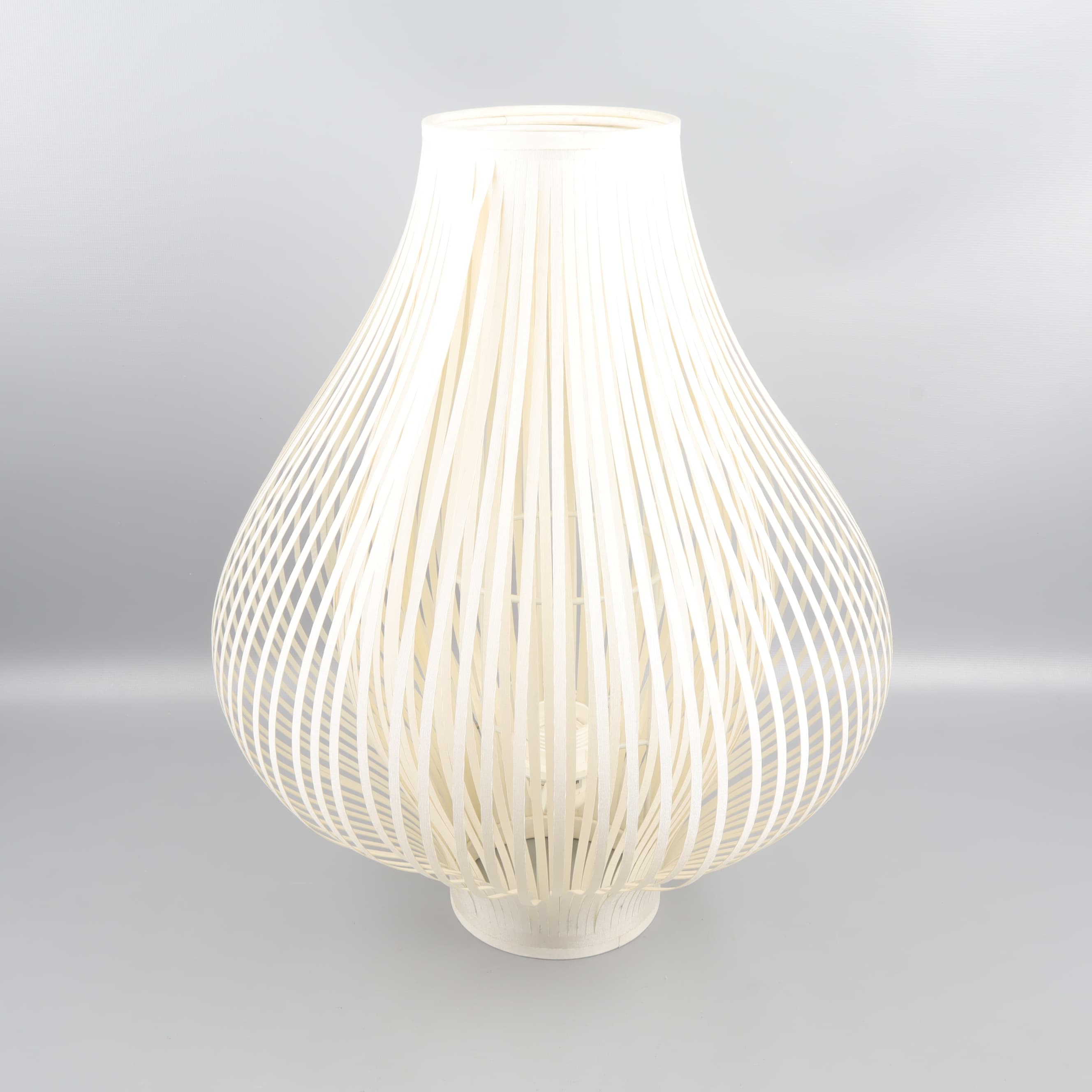 Modern vit bordslampa