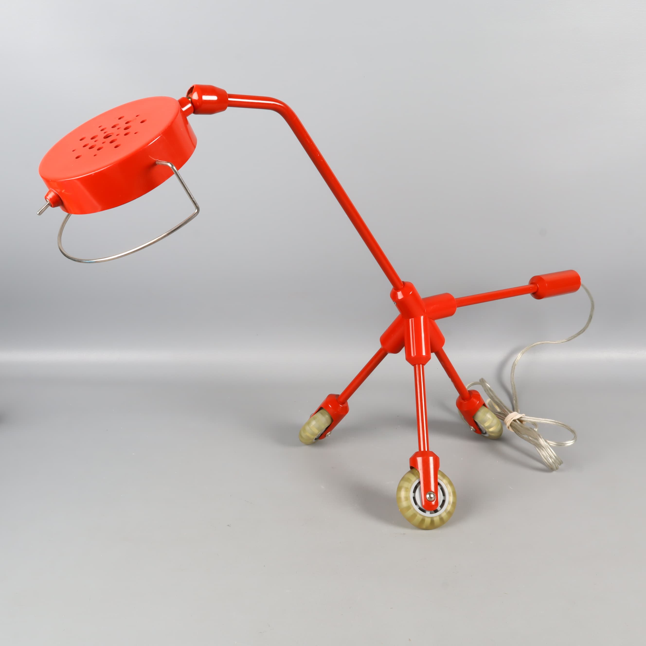 Röd bordslampa på hjul