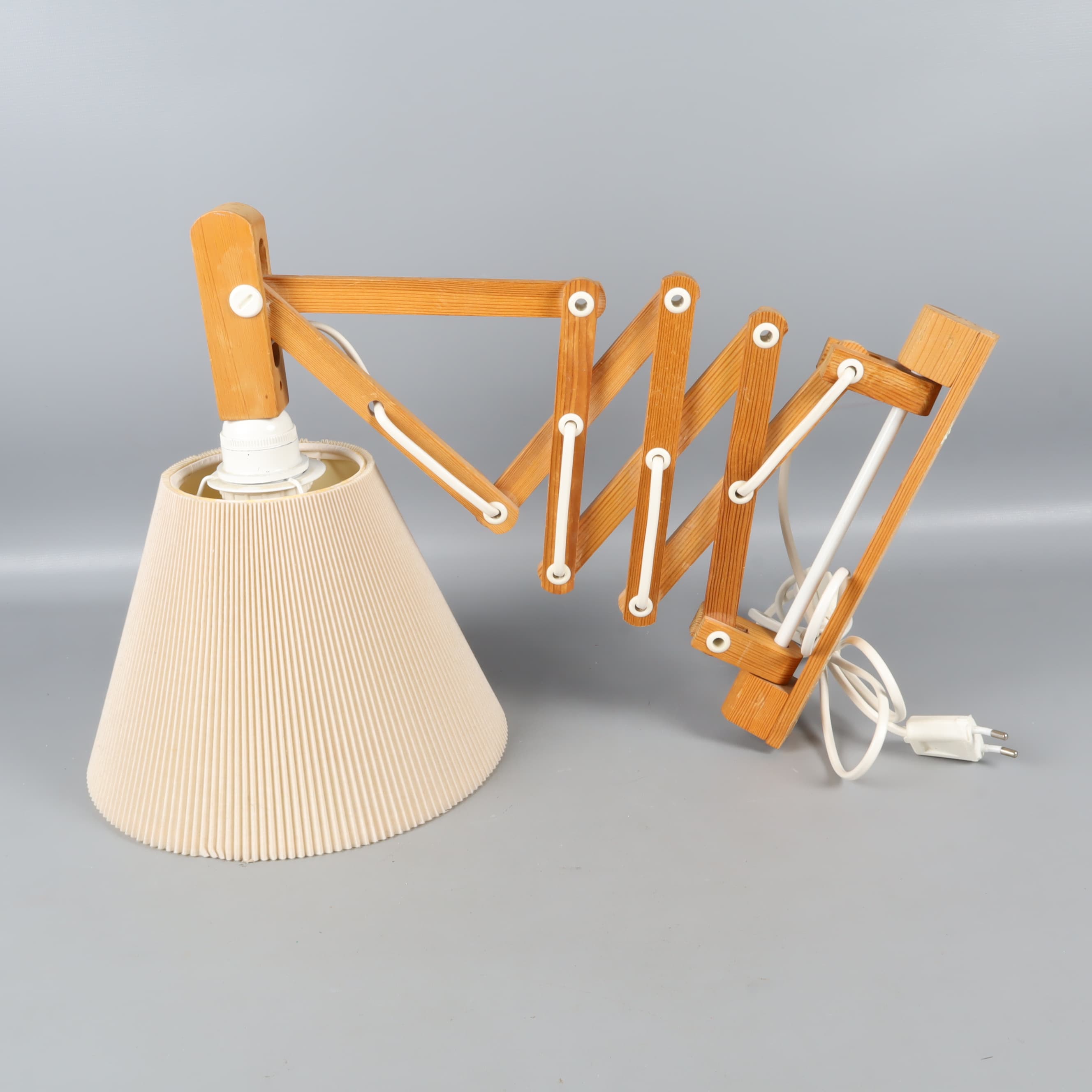 Vägglampa i trädesign